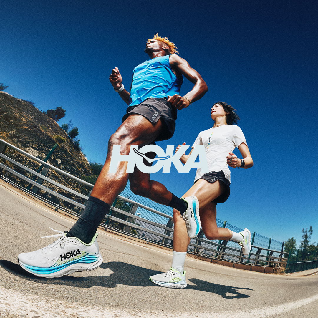Actionbild von zwei Läufern mit dem Hoka Clifton 11.