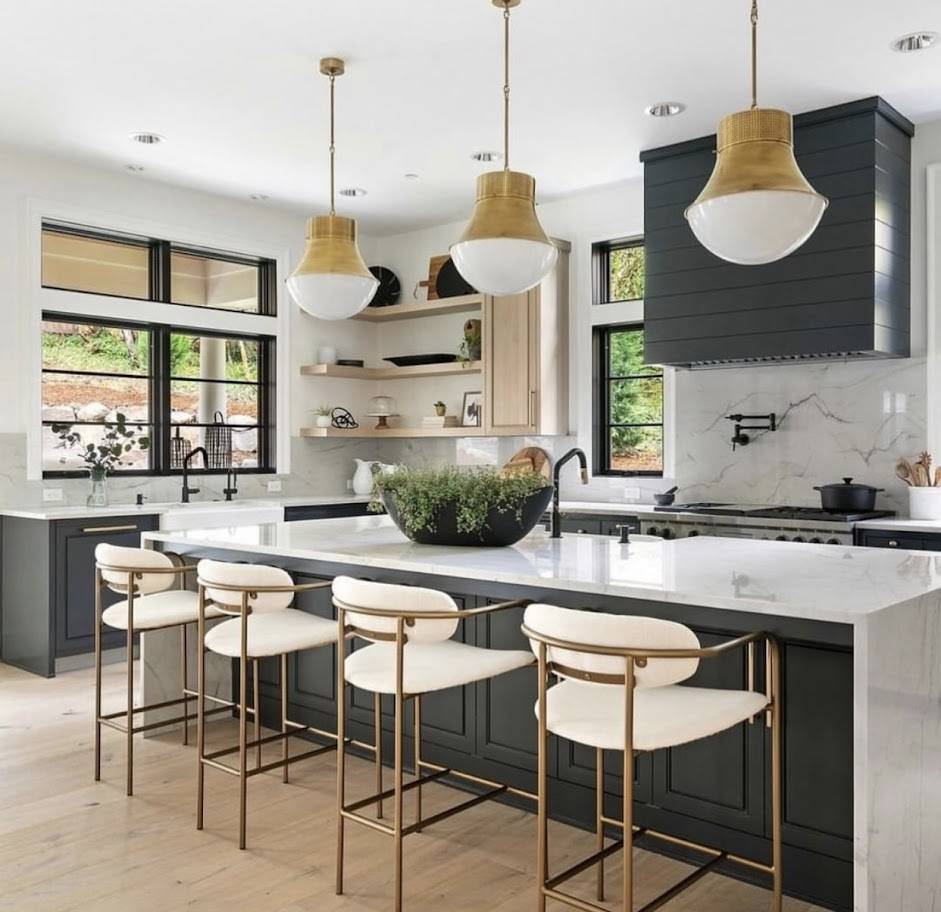 Kitchen table and chairs in Calgary