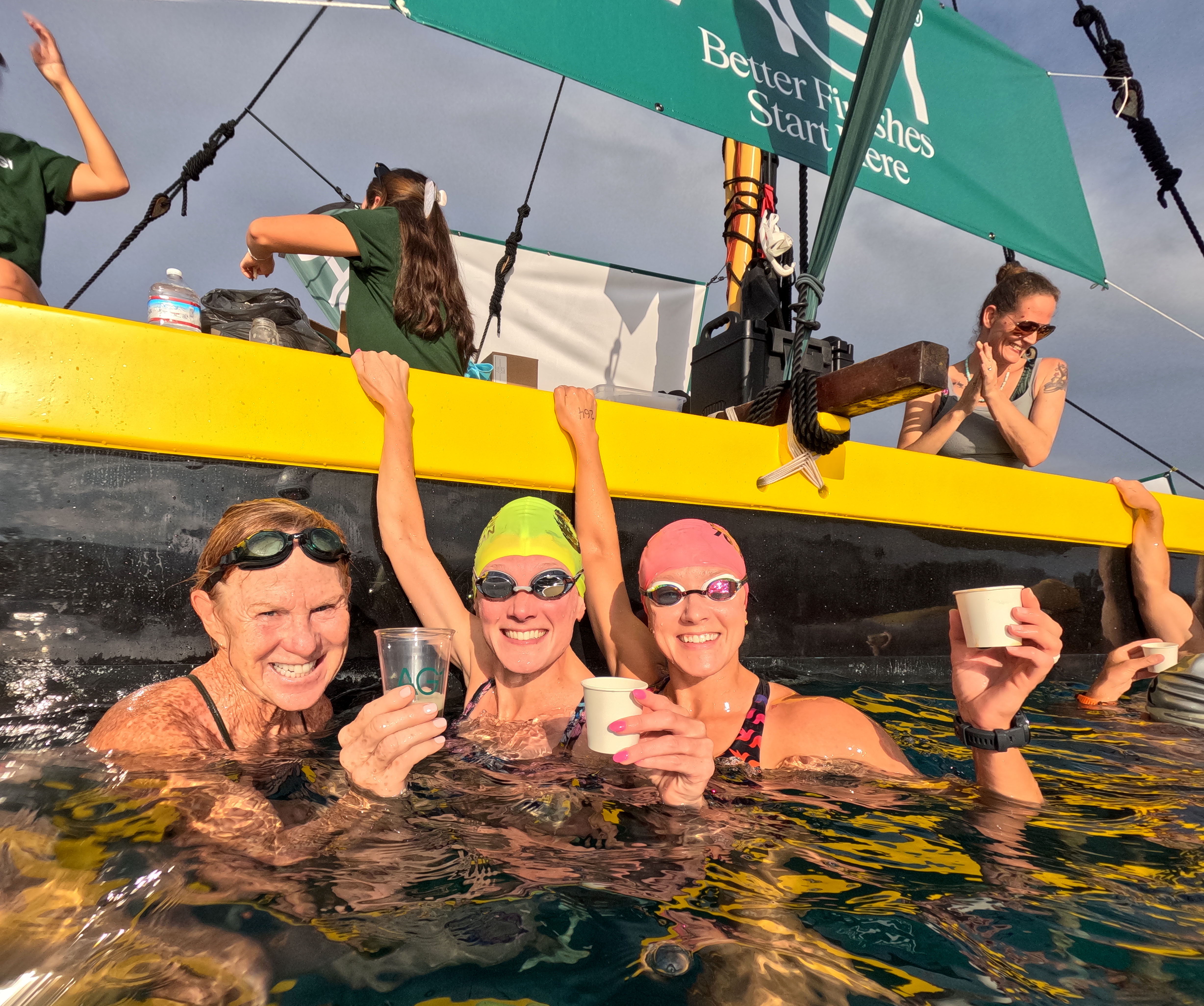 Triathleten schwimmen auf der Wettkampfstrecke und zum AG! Coffee Boat zur Vorbereitung auf die IRONMAN Frauen-Weltmeisterschaft 2025 am 7. Oktober 2025 in Kailua-Kona, Hawaii