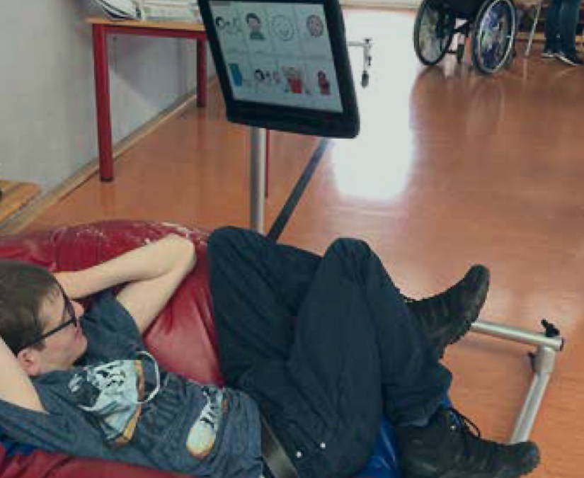 Tenåring med Tobii Dynavox I-Series+ på Rehadapt Vario Floorstand