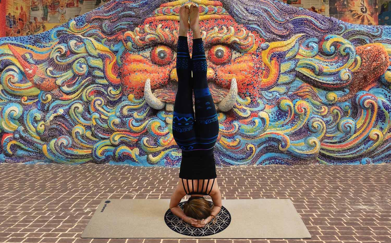 Magasin yoga bordeaux - Yogini en legging yoga - om tibetain - posture inversée sur un tapis de yogs fleur de vie - Achamana