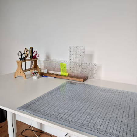 cutting table for sewing and quilting with cutting tools and a cutting mat