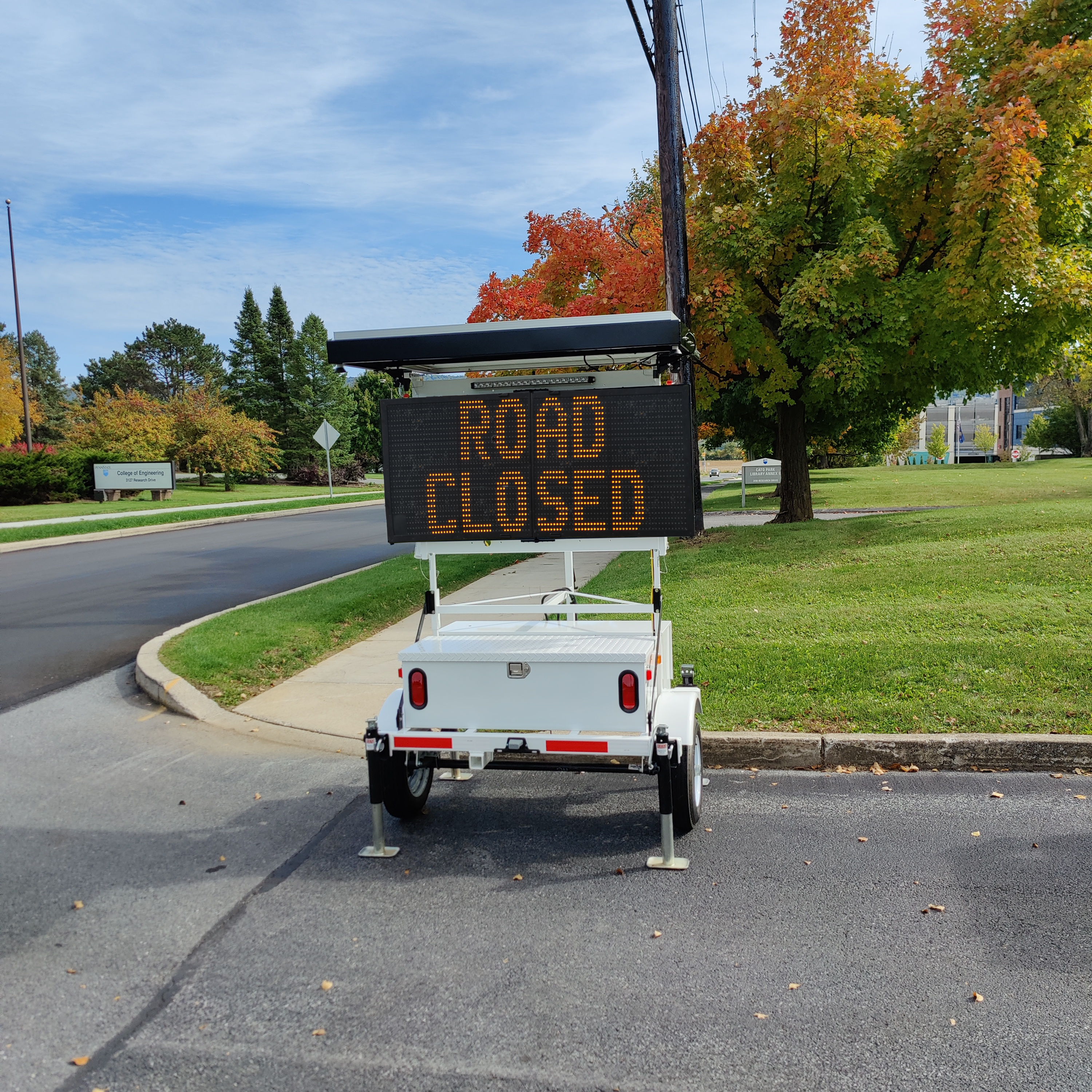 Portable variable message sign mounted on a vehicle hitch