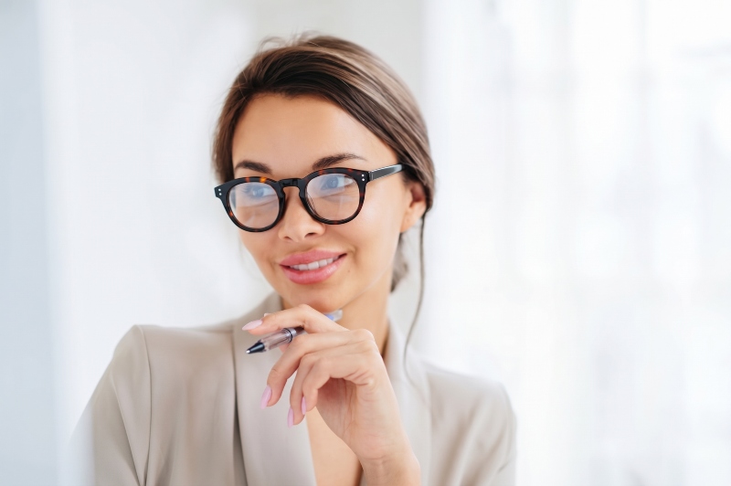 woman wearing Noa round tortoise eyeglasses while working 