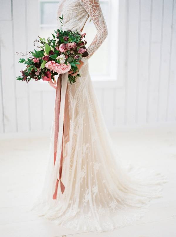 Ribbon streamers on flower bouquets - Want That Wedding ~ A UK