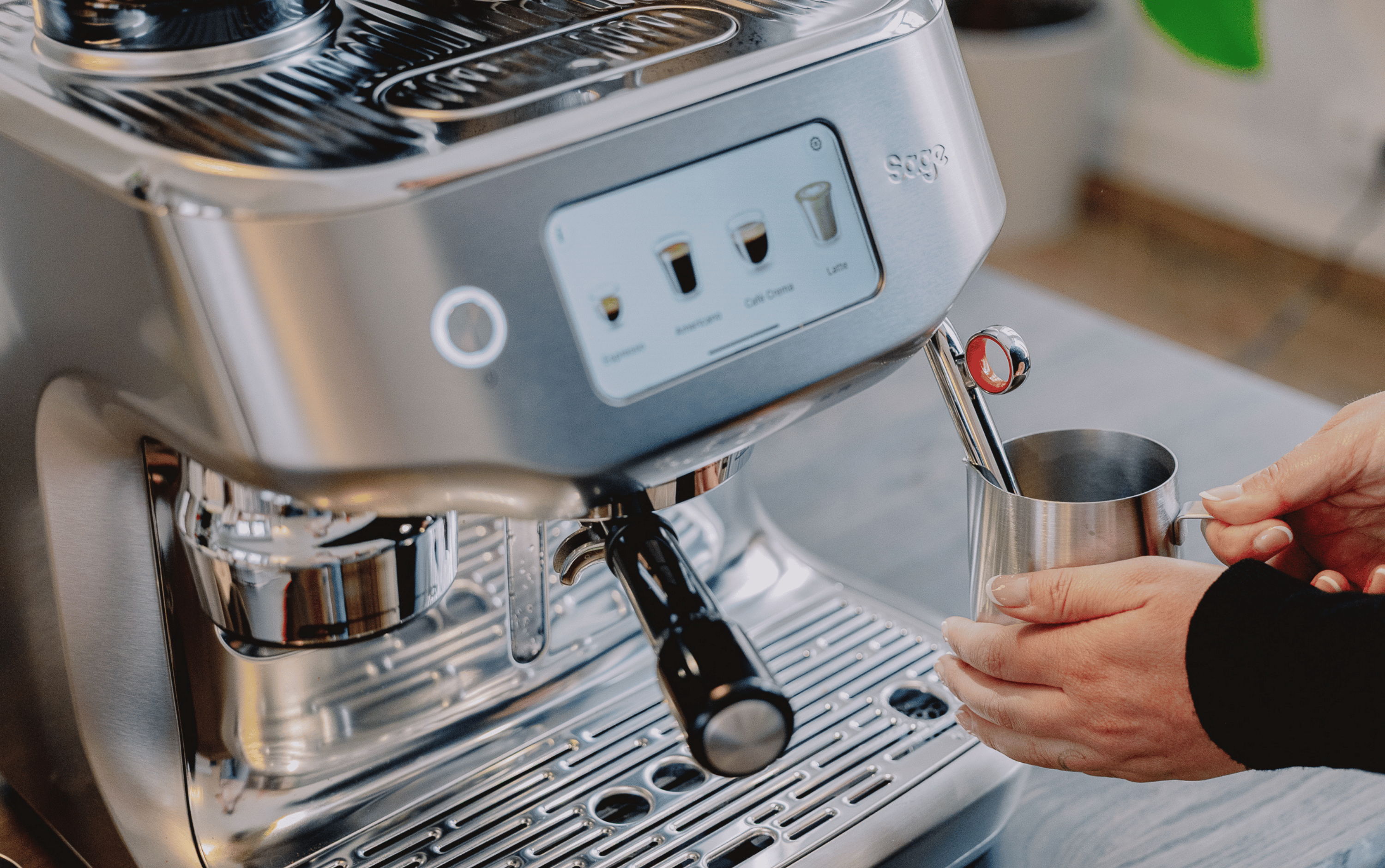 Onderhoud Sage Espresso Machine - persoon reinigt melkstomer