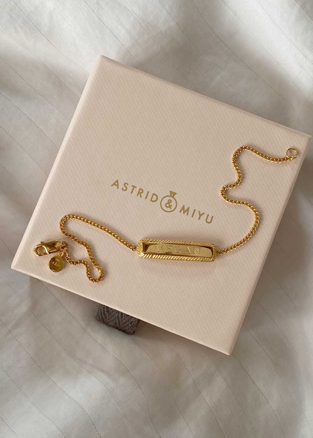 Gravierbares Armband von Astrid & Miyu.