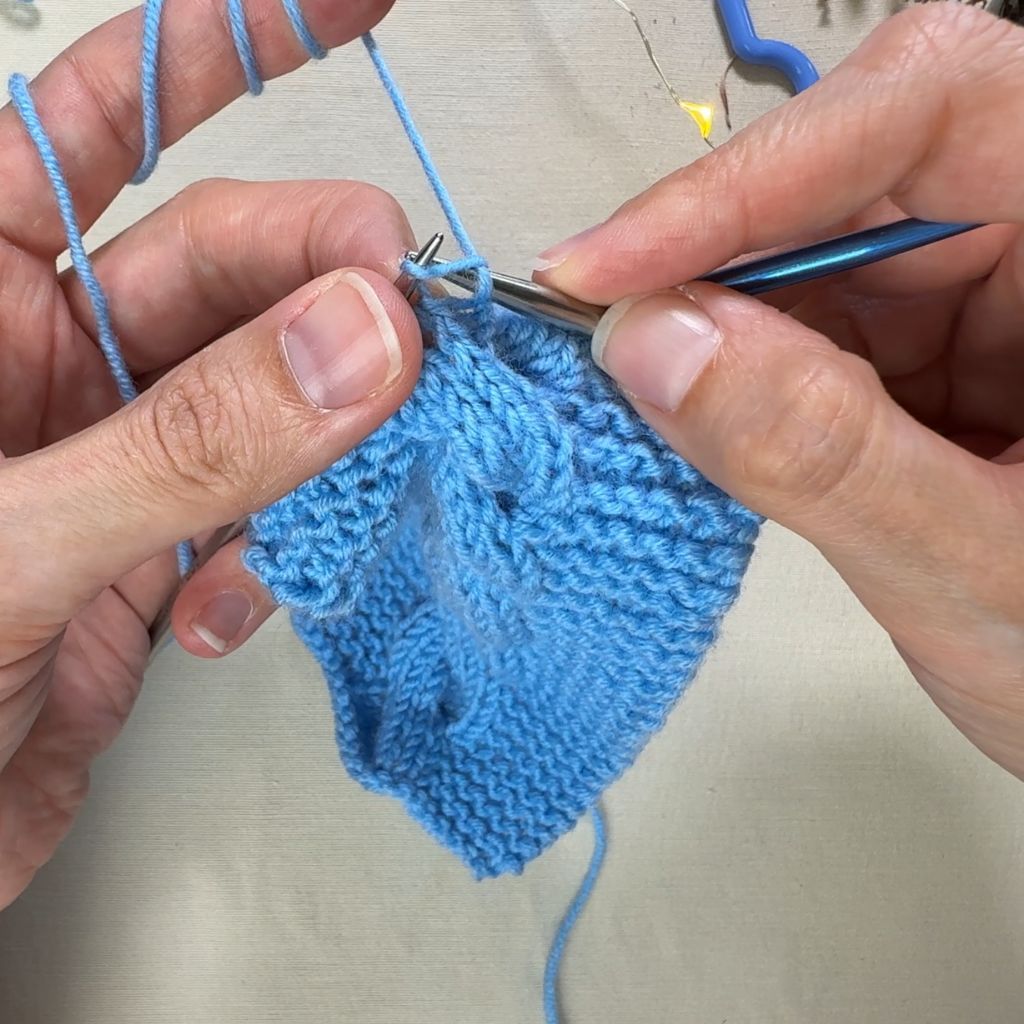 Einen rechtsgeneigten Zopf stricken: Schritt 4.