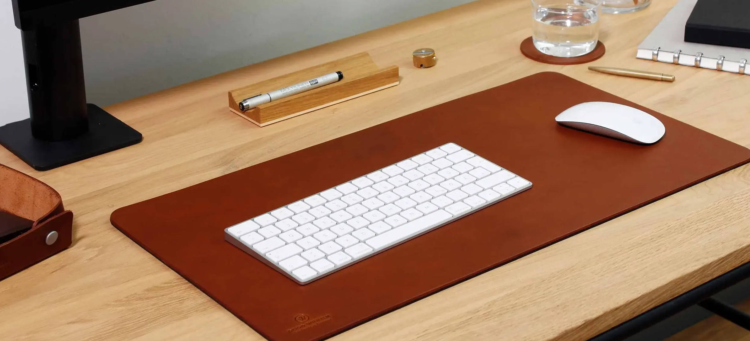 Ein Schreibtisch mit einer Schreibtischunterlage aus Leder