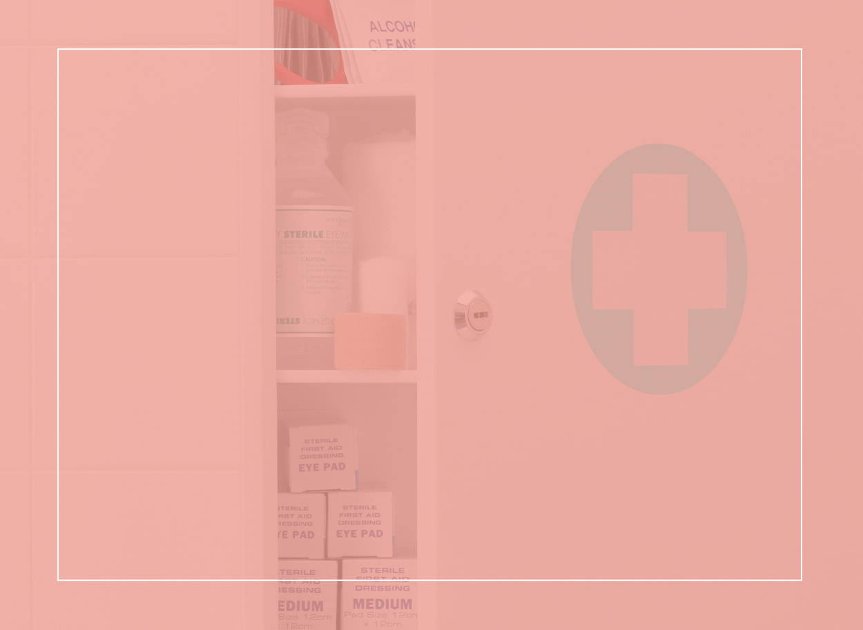 L’armoire à pharmacie de la salle de bain contient des antihistaminiques, des corticostéroïdes et des décongestionnants pour soulager les symptômes