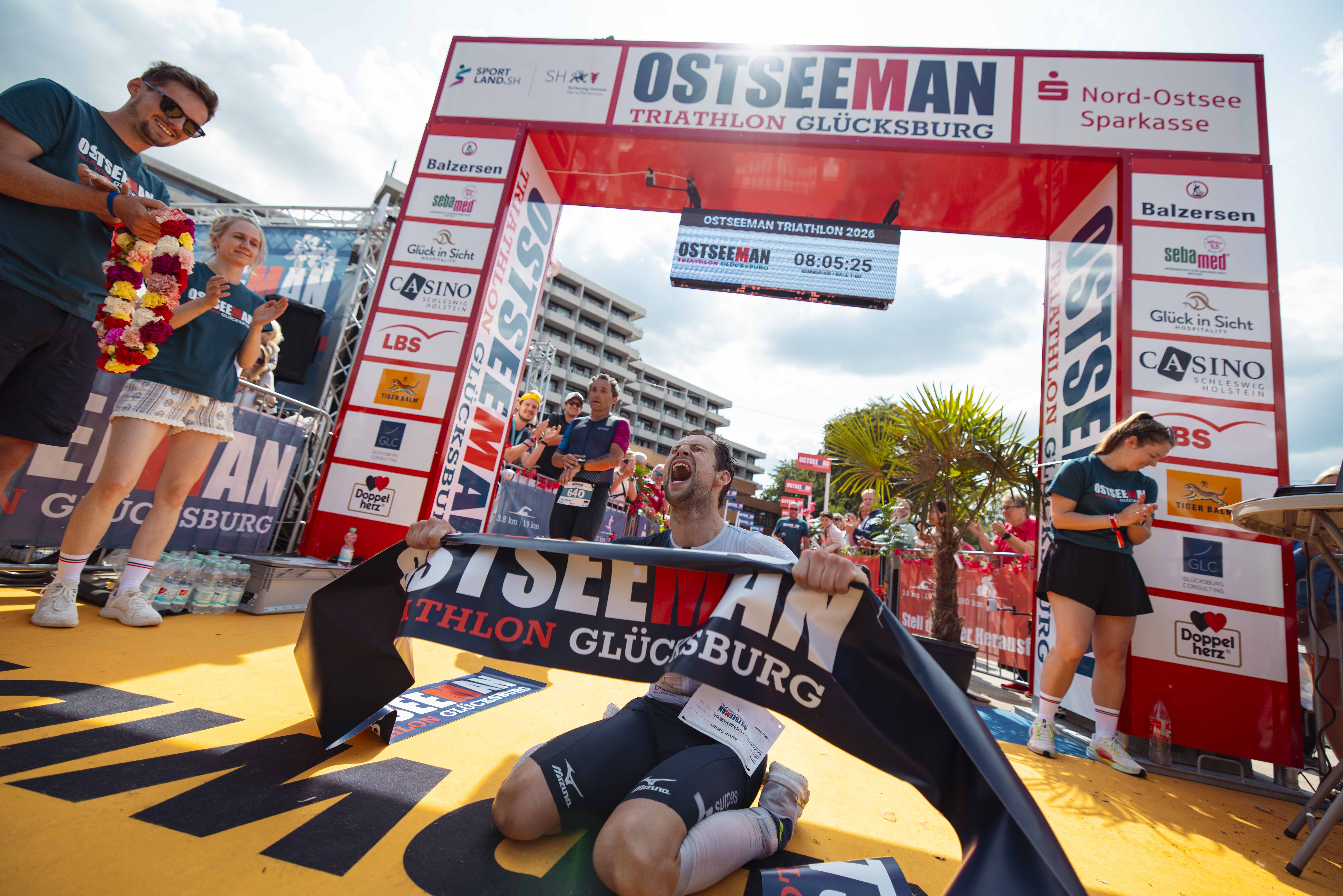 Lukas Schnödewind im Ziel beim Jubel kurz nach seinem Sieg fotografiert.