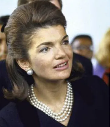 Former First Lady of The United States of America wearing Pearl Jewelry 