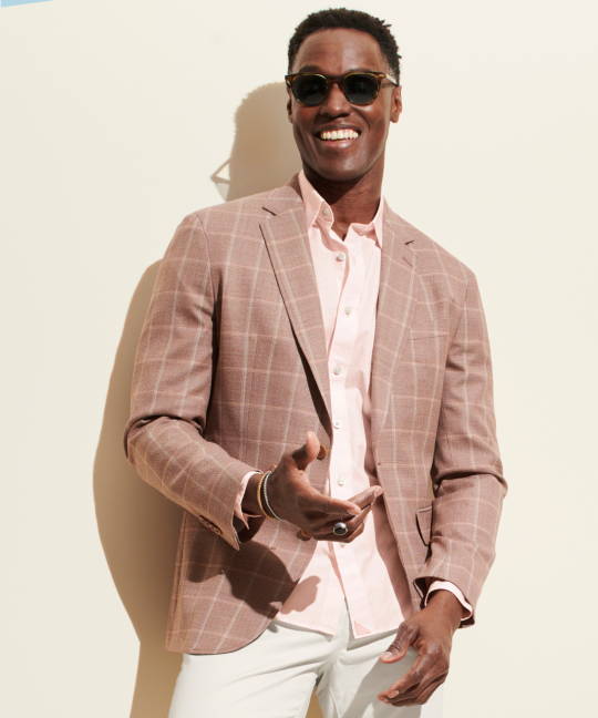 Model is wearing an UNTUCKit linen blazer with a pink UNTUCKit button down. 