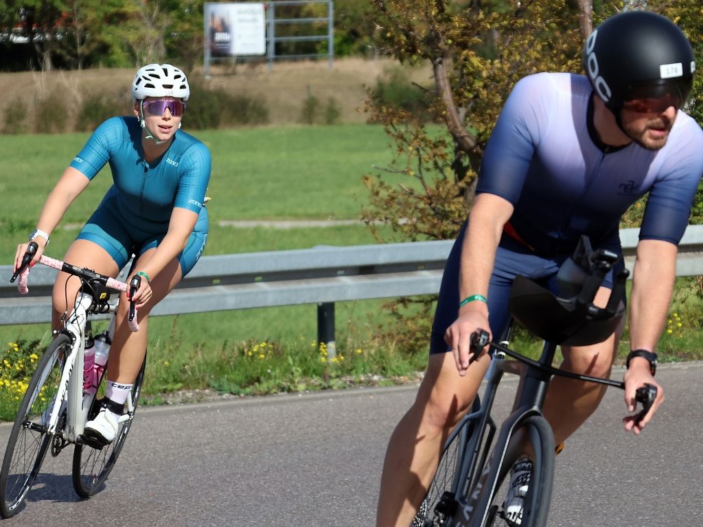 Athleten auf der Radstrecke beim triathlon.de CUP Königsbrunn 2026.