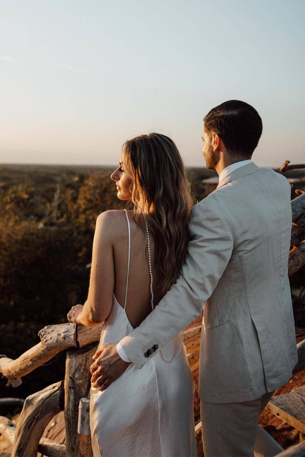 La pareja dando un romántico paseo al atardecer 