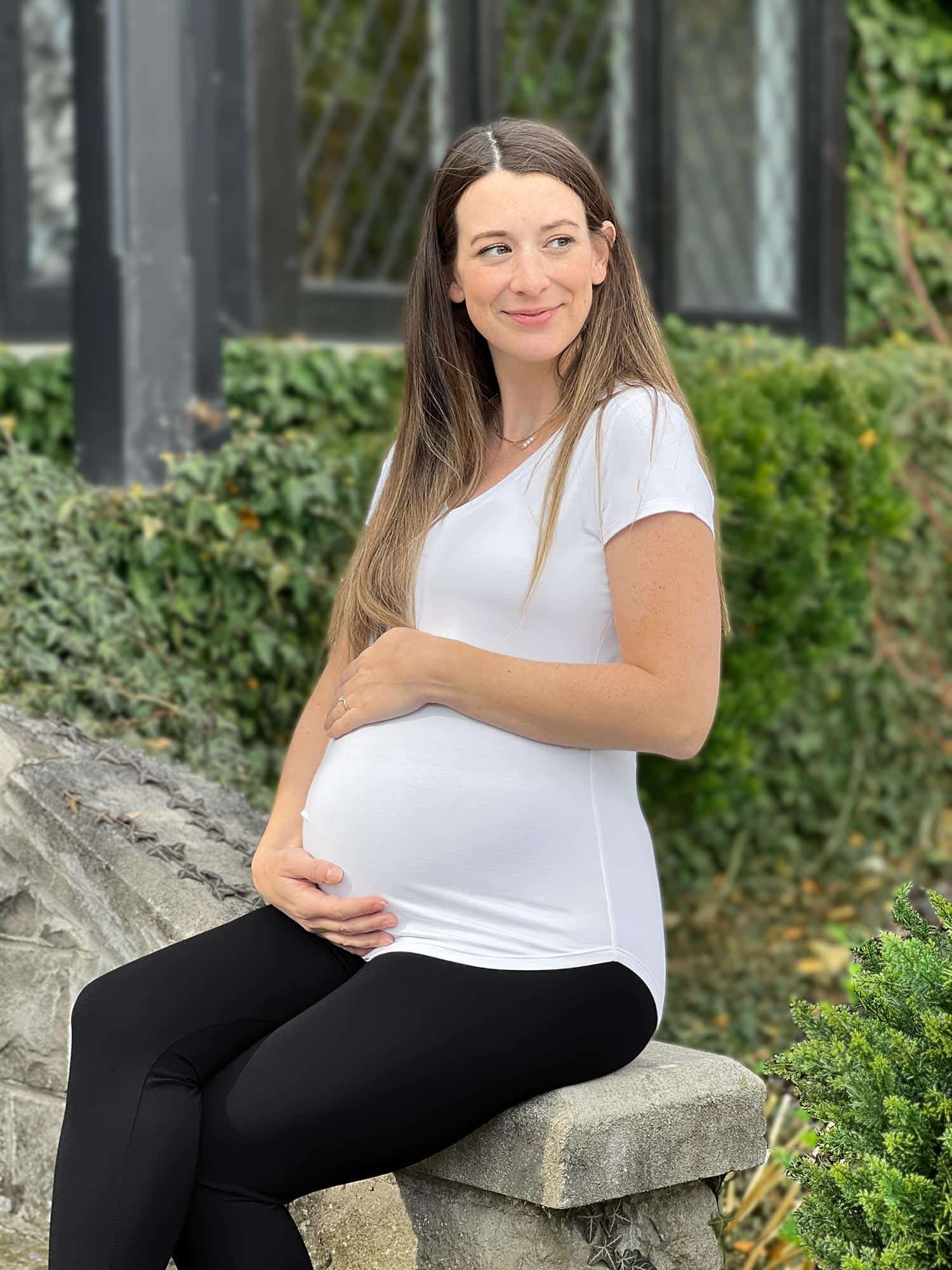 Pregnant woman wearing Miik's Sutton v-neck classic tee with leggings