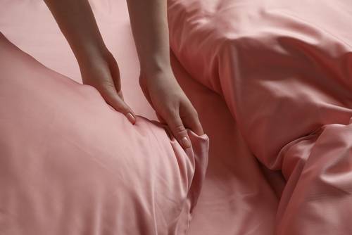 sleeping on silk can help with acne prone skin