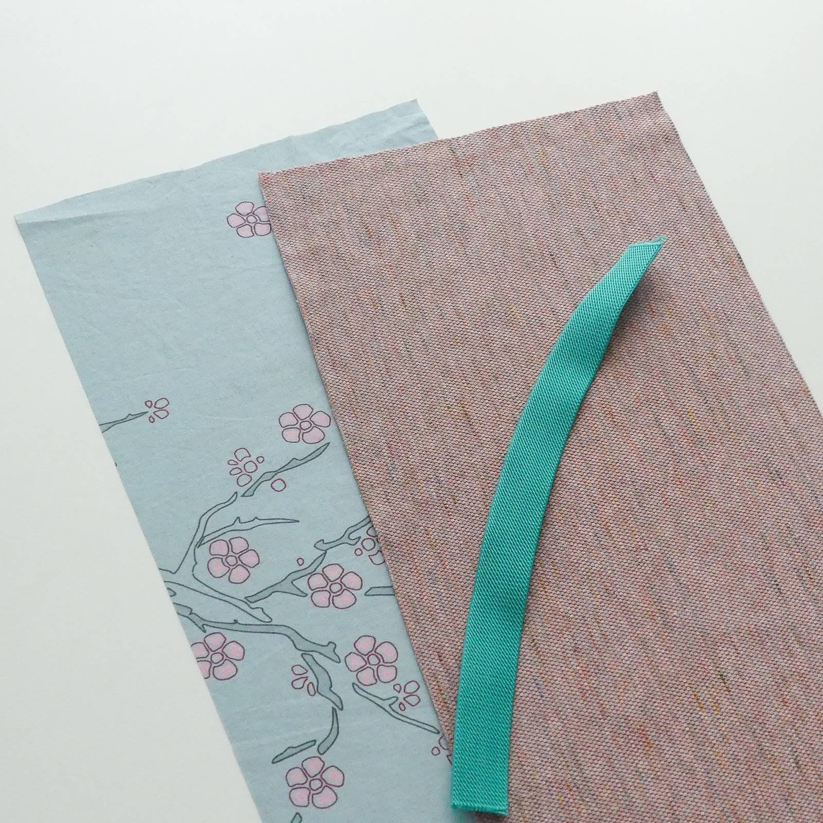2 pieces of fabric and an elastic to make a kneeler