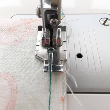 Sewing a seam with a Quilting Foot without guide