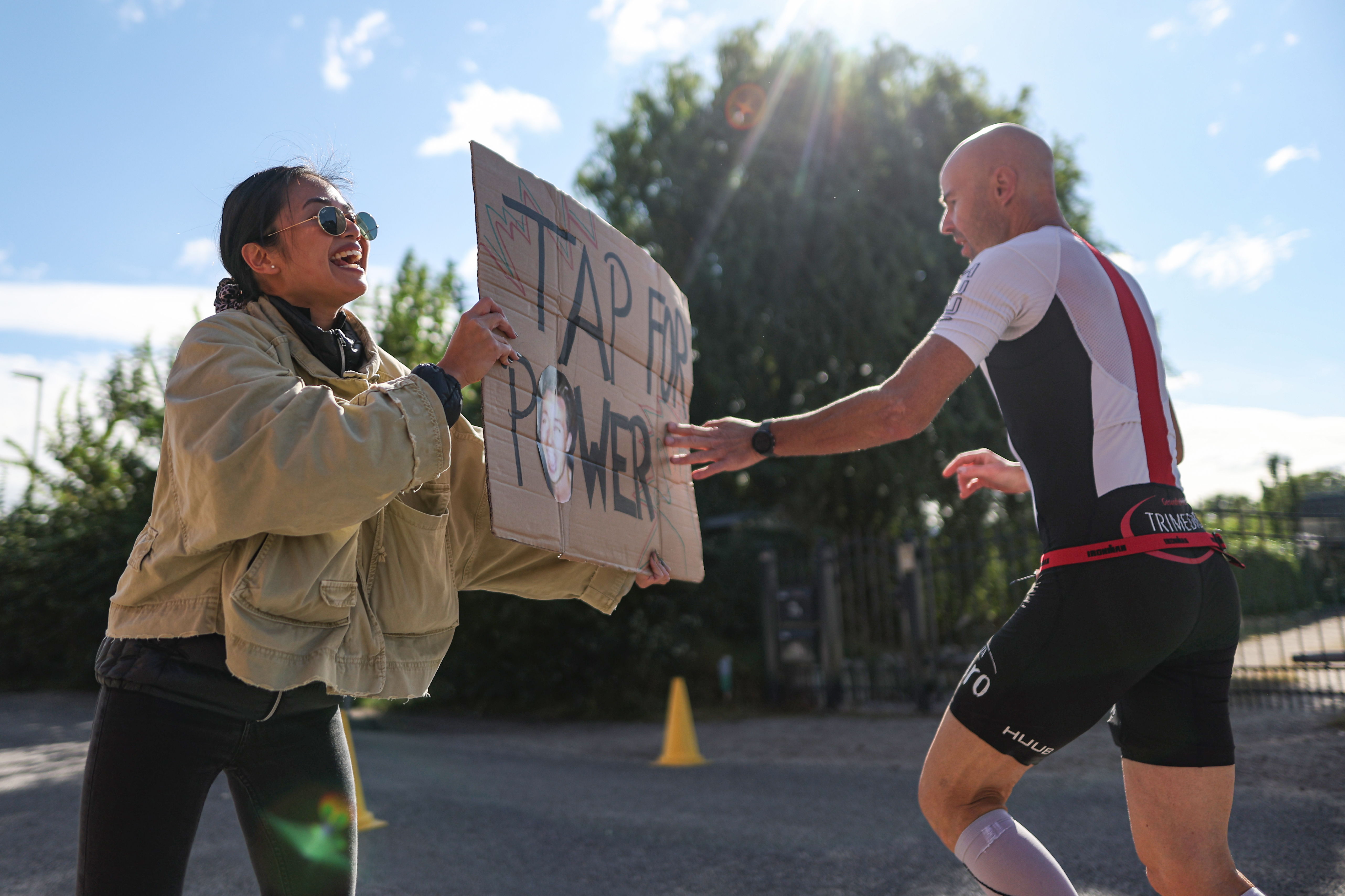 Athletinnen und Athleten absolvieren die Laufstrecke beim IRONMAN 70.3 Erkner am 15. September 2024 in Erkner, Deutschland.