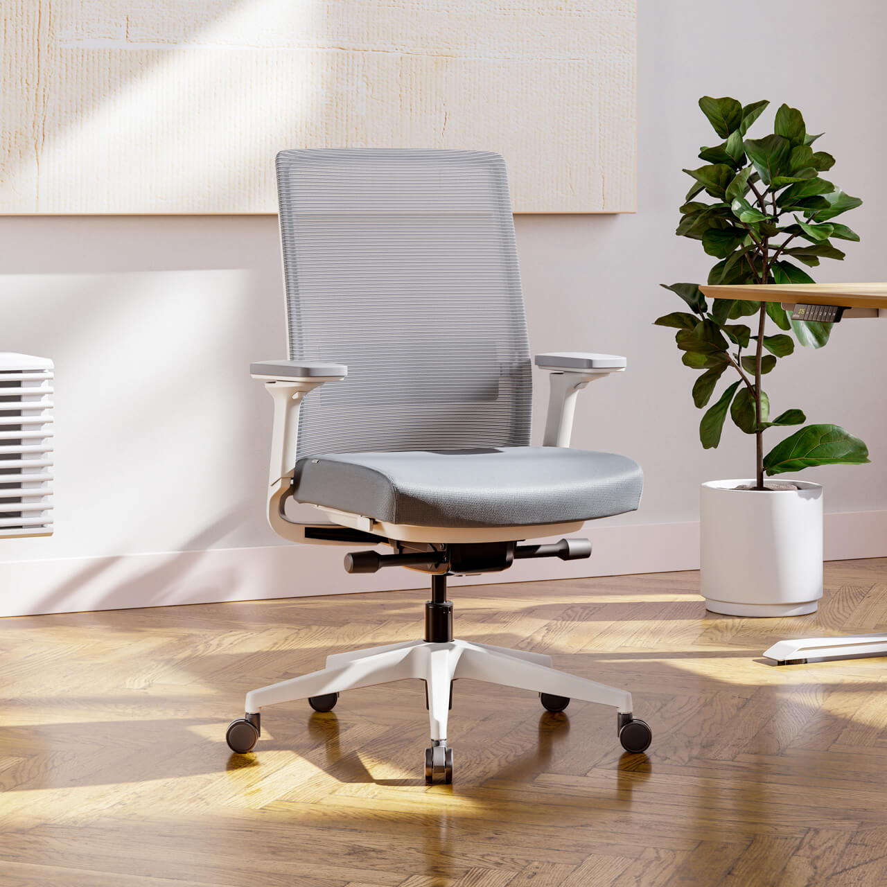 Weisser ergonomischer Bürostuhl Active in einem hellen modernen Home Office