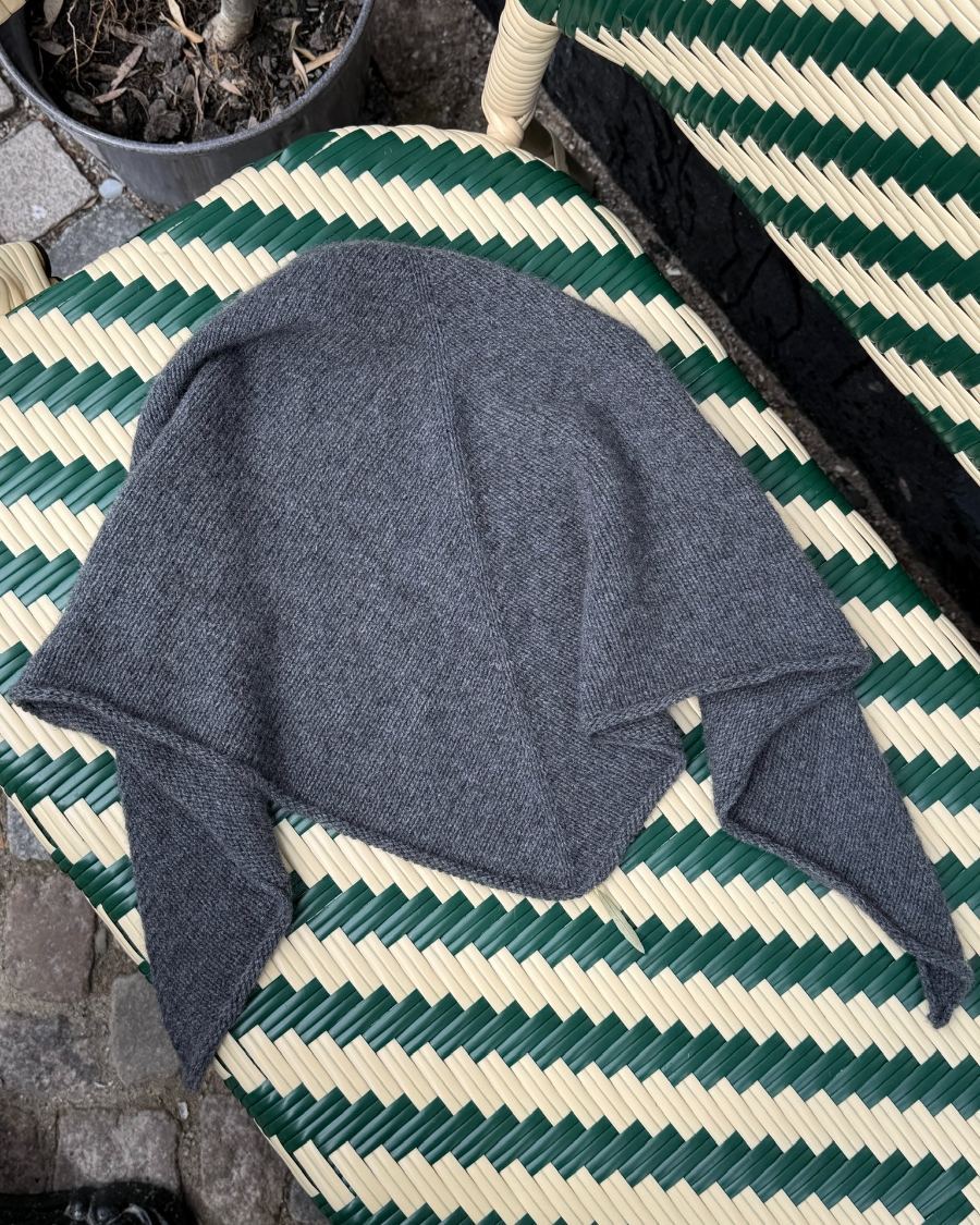Gråt Uma Scarf på cafébænk