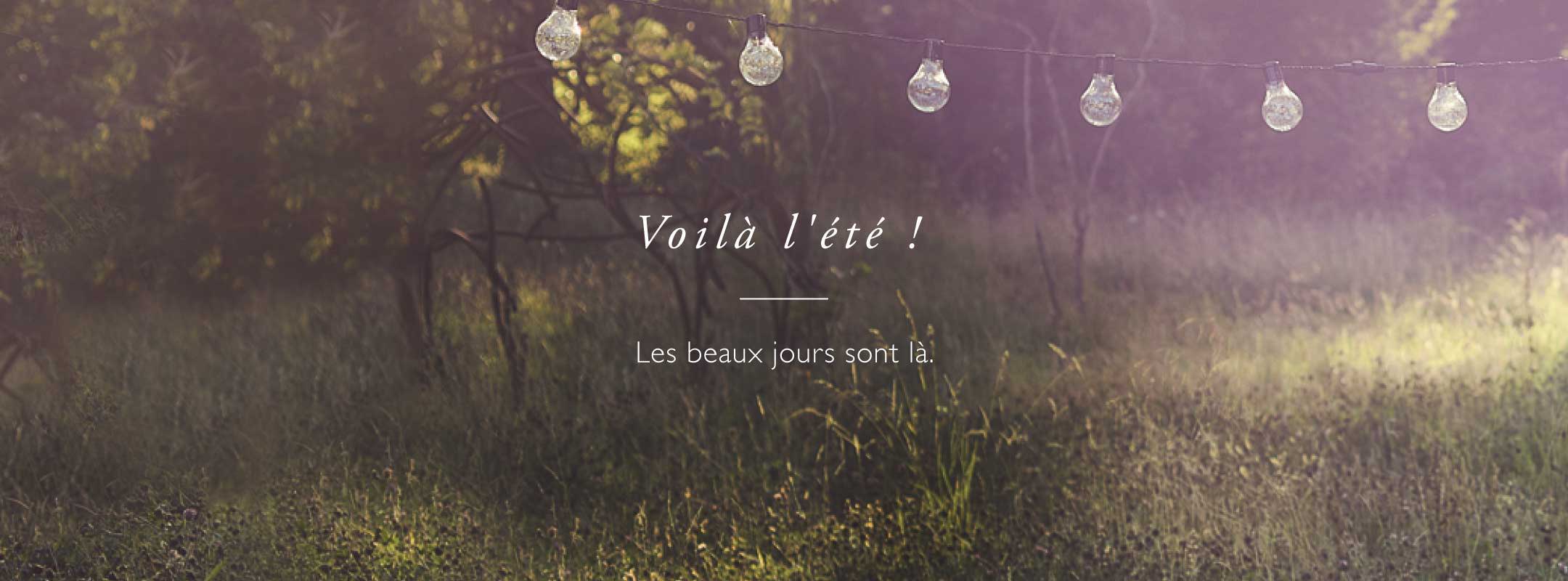 Lifestyle avec guirlande guinguette suspendue au-dessus d’une prairie.