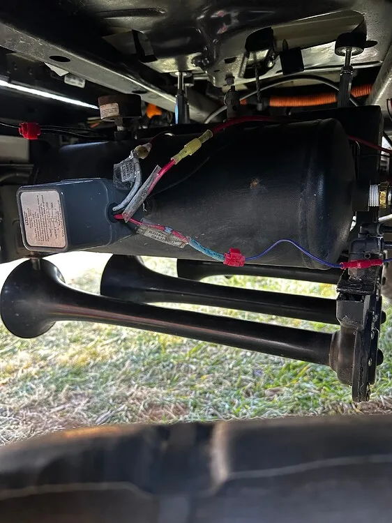 Air tank and horn mounted under Ford F150