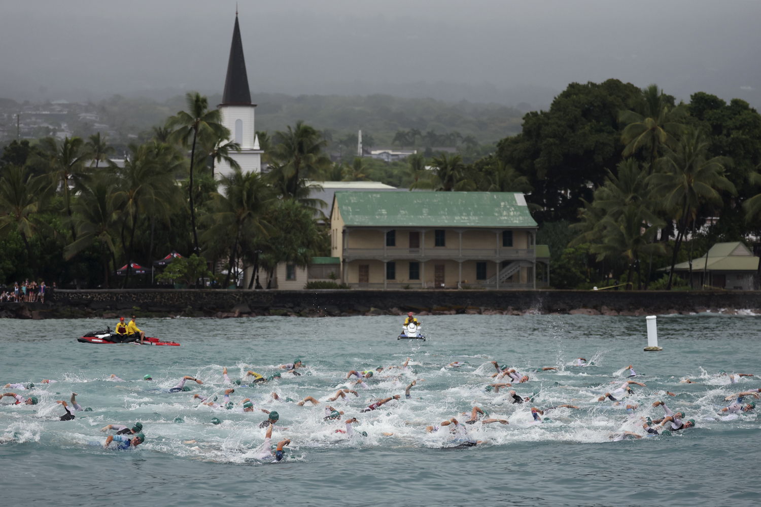 Schwimm-Start der Profi-Triathleten in Kailua-Kona 2026