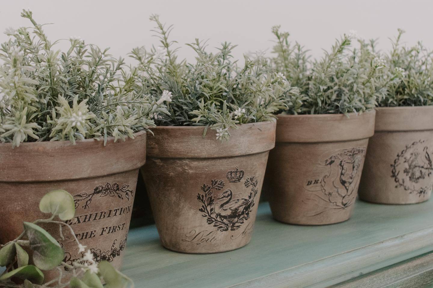 How To Spray Paint Terra Cotta Clay Flower Pots - Petticoat Junktion