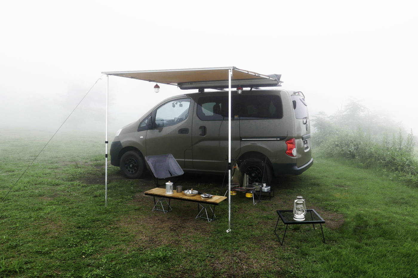 霧に覆われた高原で車中泊キャンプの準備