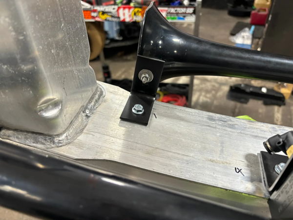 Air horn aluminum beam L-bracket mounting close-up Nicollette's 2022 Kia K5 Conductor's Special 232 train horn kit install gallery photo 4