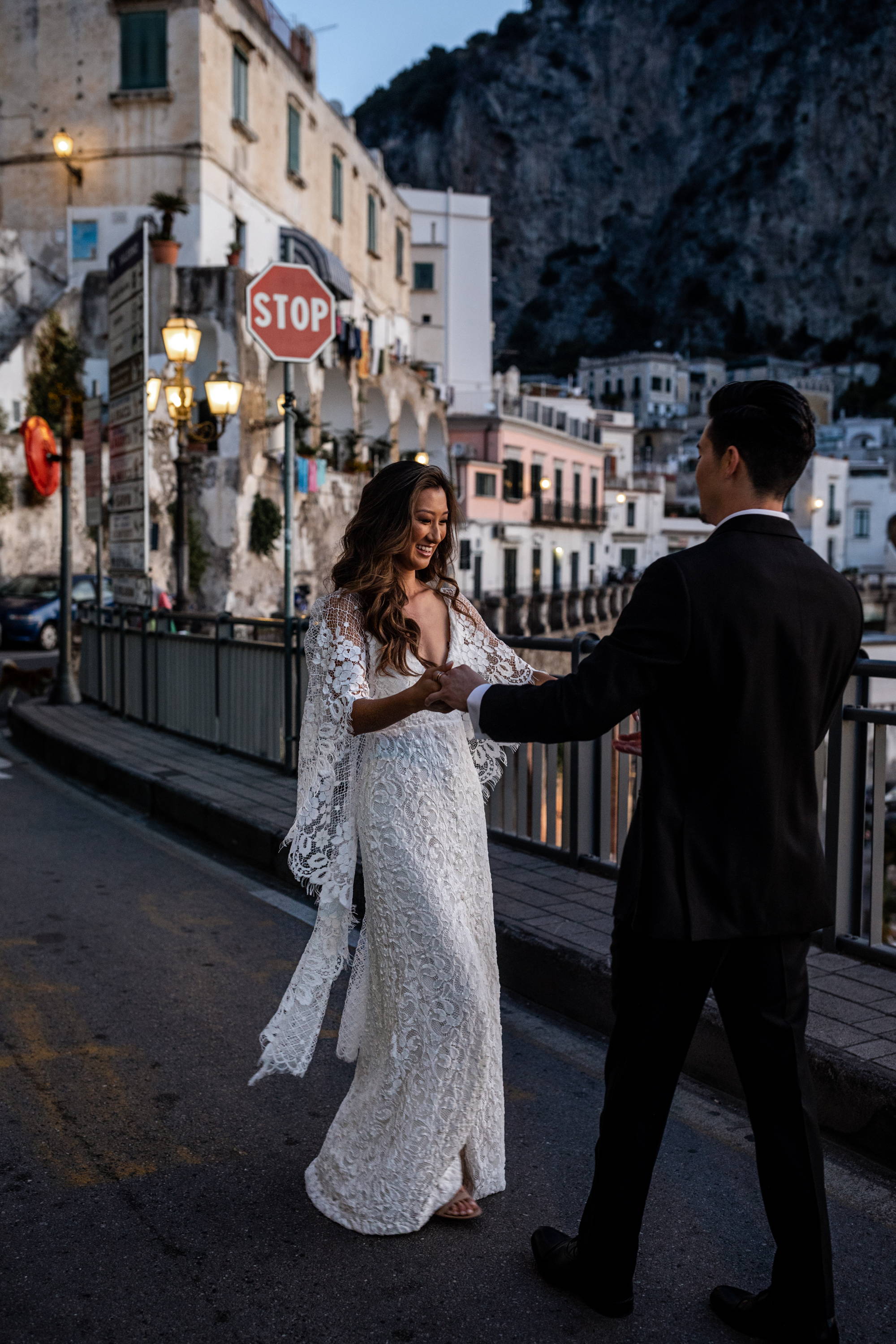 Grace Loves Lace Braut im Kleid Verdelle 2 mit ihrem Bräutigam auf der Straße