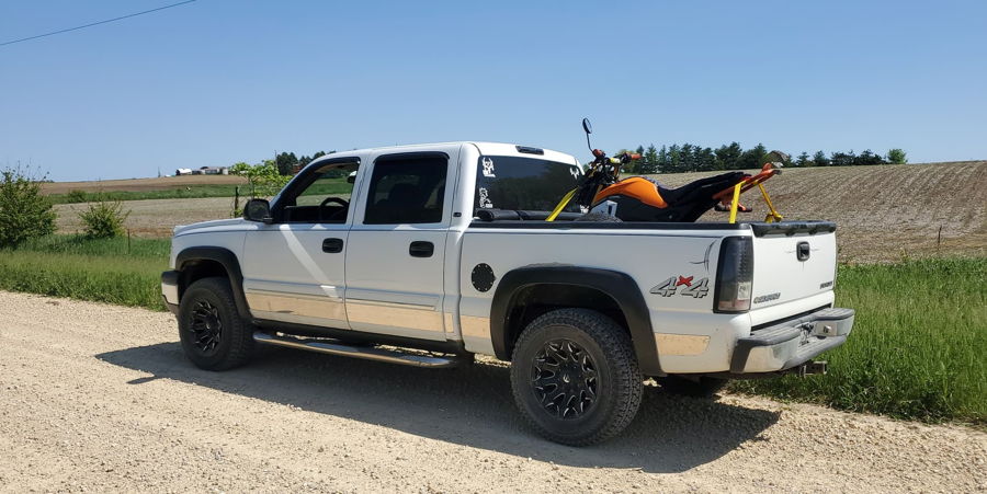 Front three-quarter view of Joshua's 2005 Chevrolet Silverado 1500 pickup, HornBlasters Flatlaw 127H train horn kit featured customer install gallery photo 1