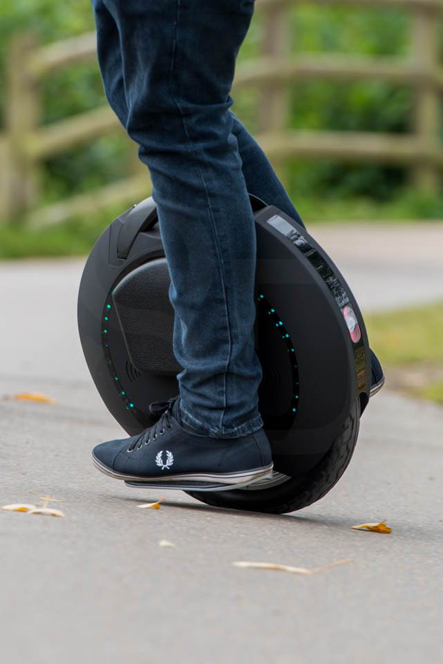 Kingsong KS16S Review riding turning tight left two
