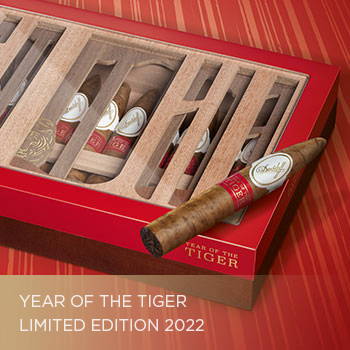 Year of the Tiger Limited Edition 2022 Zigarrenbox mit Zigarre darauf liegend.