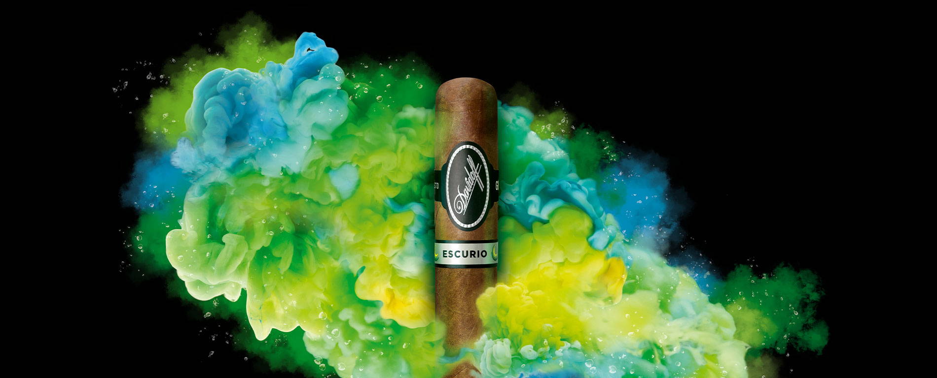 Eine Davidoff Escurio-Zigarre, die vor einer türkis-grünen Wolke von Wasserdampf platziert ist.