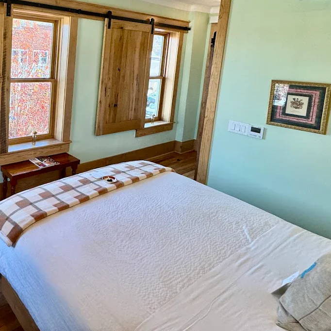 West Jefferson Hotel guest room with cumulus duvet cover