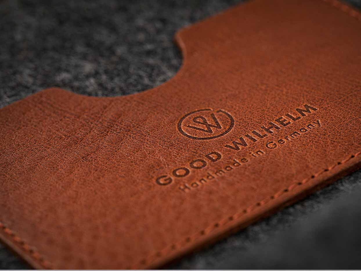 Eine hellbraune Innentasche aus Leder mit logoprägung von Goodwilhelm