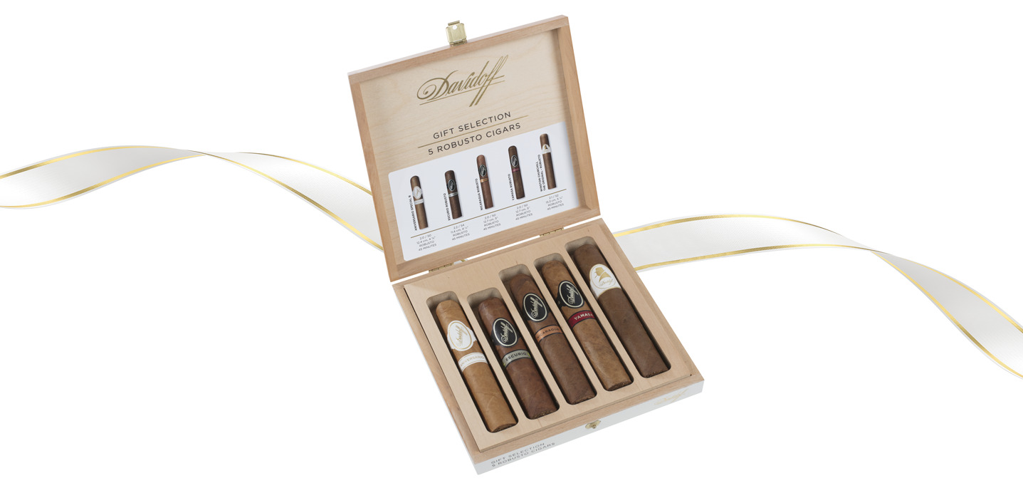 Geöffnete Davidoff Gift Selection Holzkiste mit 5 Robusto Zigarren drin.Weiss/goldenes Schleifenband im Hintergrund.