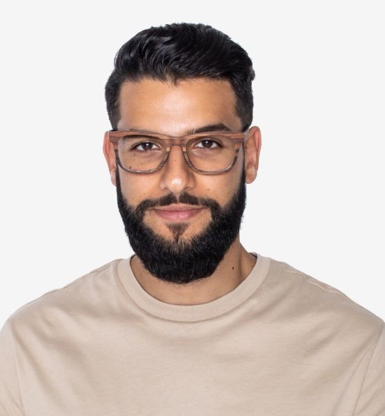 Homme portant Brave Rose, lunettes carrées en bois de rose 