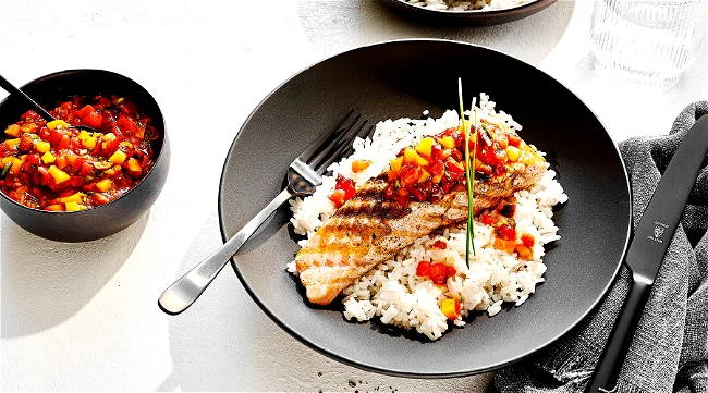 Lachs gebraten mit Reis und Salsa