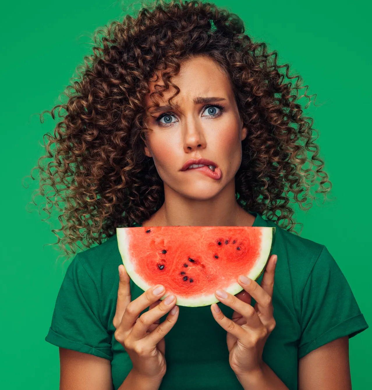 Was ist das orale Allergiesyndrom? Es könnte dieser Frau ein Kribbeln im Mund verursachen, wenn sie Heuschnupfen hat und ihre Wassermelone isst. 