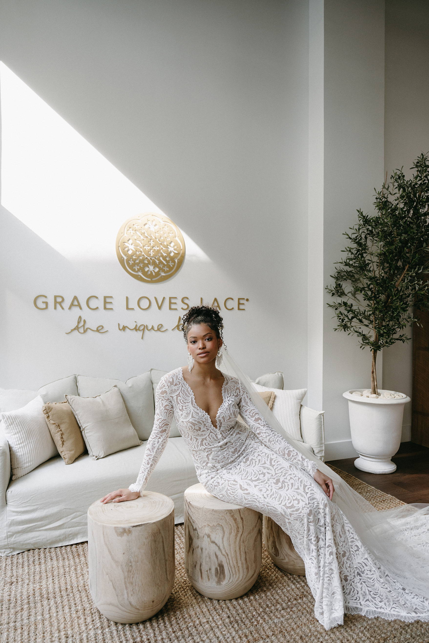 La novia lleva el vestido de novia Grace Loves Lace Olive