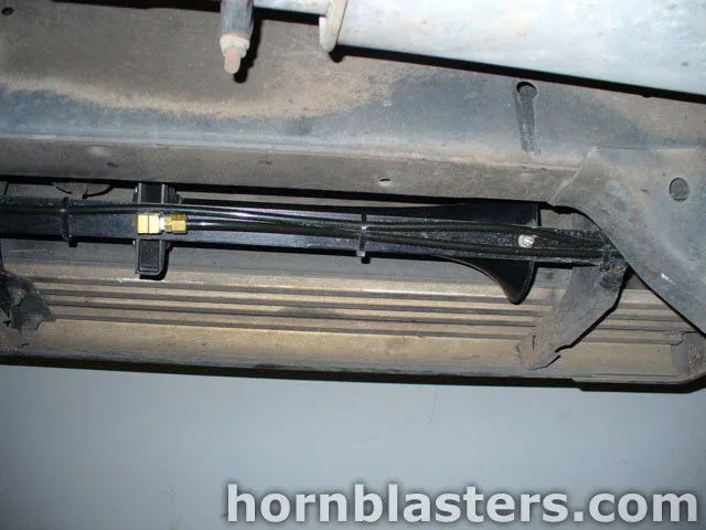 Black train horn mounted horizontally frame rail zip-tied air line Toyota 4Runner Shocker XL gallery photo 7