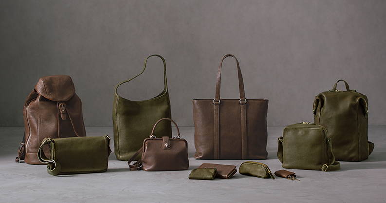 トーンオイルヌメ」シリーズに、新型バッグと2色の数量限定色が登場