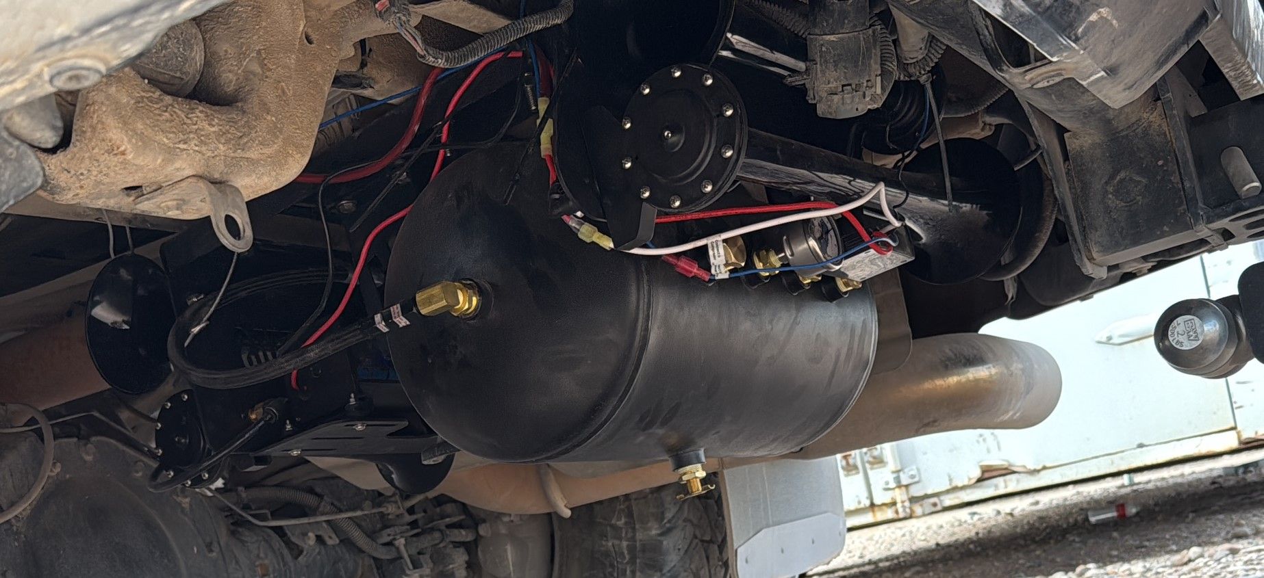 Rey’s 2022 GMC Sierra 3500 with 5-Gallon Stealth Spare Tire Delete Kit installed