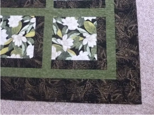 a quilt with 2 borders
