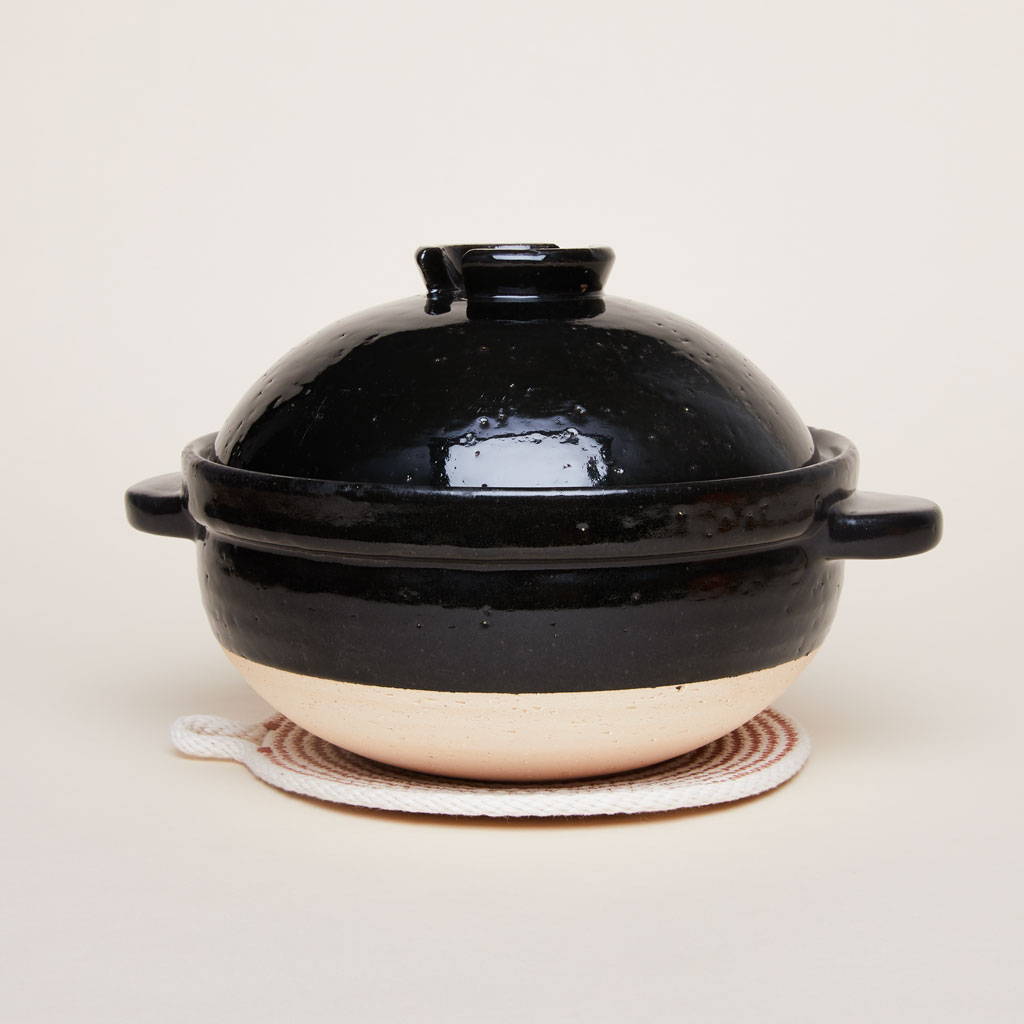 The Kamado-san donabe atop the Woven Trivet. 