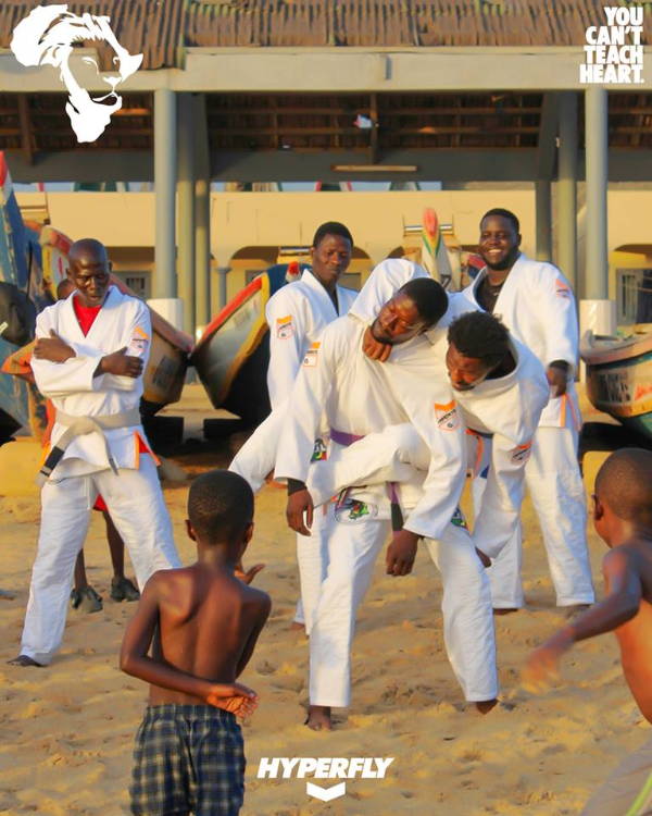Un groupe d'hommes pratiquant le Jiu Jitsu en Afrique dans le cadre de notre initiative Lionheart Gis.